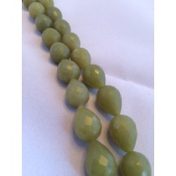 Piedra jade olivo con forma de gota facetada, 12x16