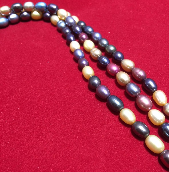 Perla ovalada multicolor en tonos oscuros, 4mm