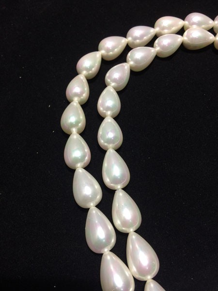 Perla shell gota orizontal color blanca