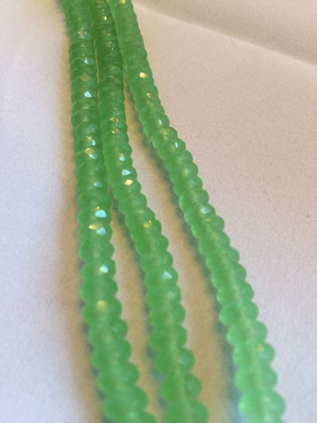 Piedra cerpentin verde con forma de disco facetado, 4x6
