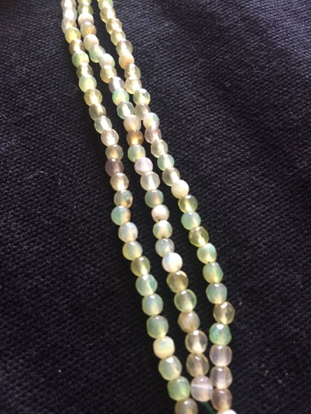 Piedra agata con forma de bolita facetada en tonos verdes claros, 4mm