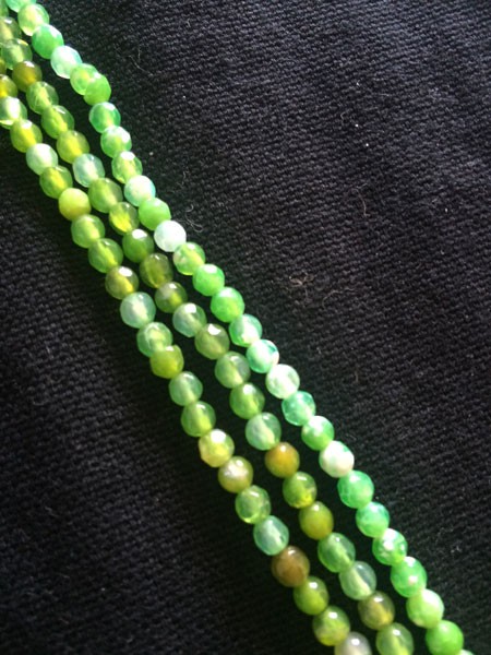 Piedra agata con forma de bolita facetada en tonos verdes oscuros, 4mm