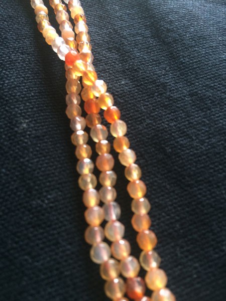 Piedra agata con forma de bolita facetada en tonos rosas, 4mm