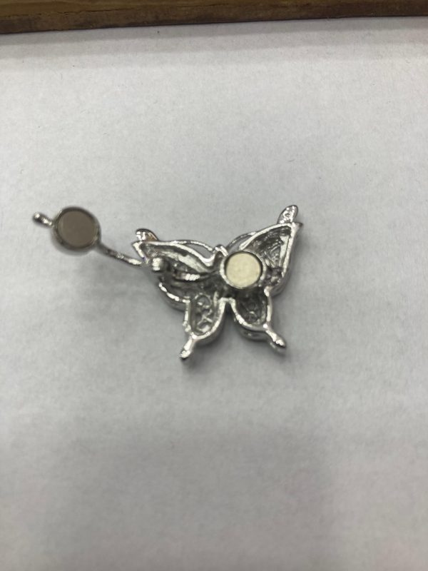 BROCHE MARIPOSA CON IMÁN Y CIRCONES.