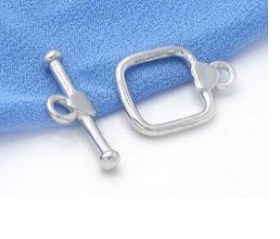 BROCHE ANCLA CUADRADO CON CORAZÓN.